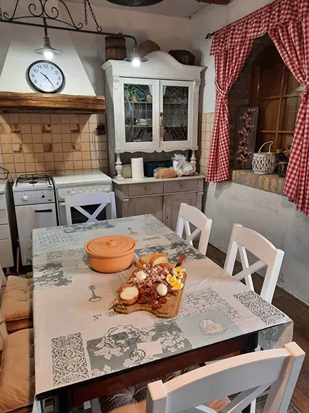 kuhinja sa trpezarijskim stolom