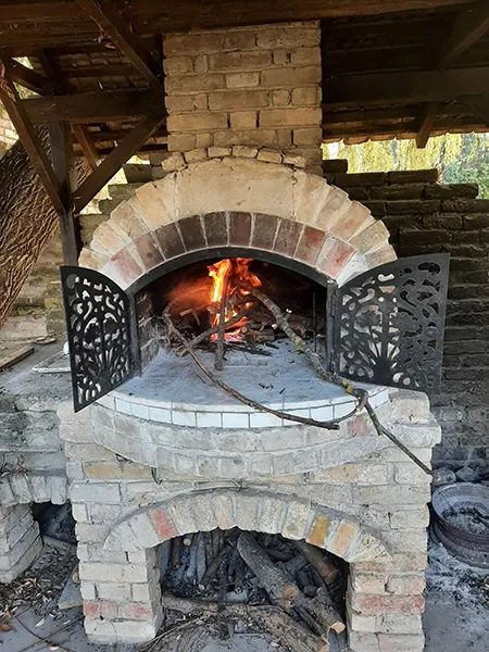 krušna peć u kojoj gori vatra