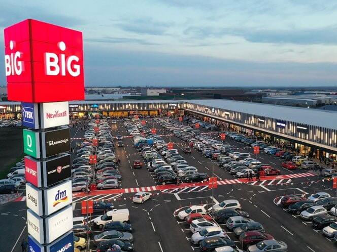 na slici se nalazi parking i reklama na kojoj piše BIG