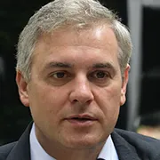 glava muškarca sa sedom kosom