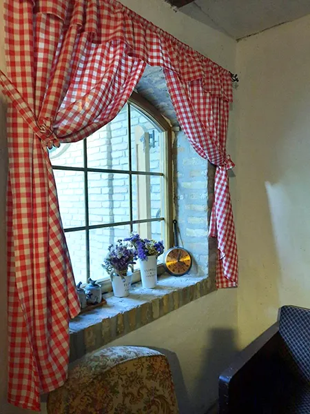 prozor sa kariranim zavesama