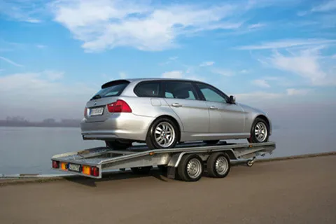 Ima auto-prikolica za prevoz automovila sa automobilom na njoj