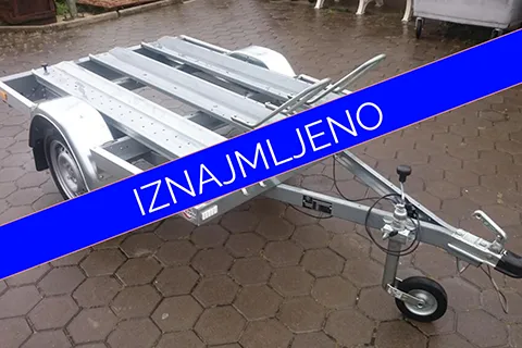 na slici je auto-prikolica za prevoz motora na kojoj piše iznajmljeno