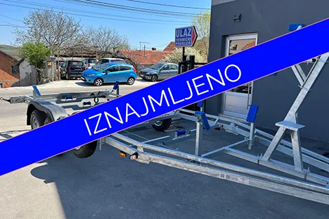 na slici je auto-prikolica za prevoz plovila na kojoj piše iznajmljeno
