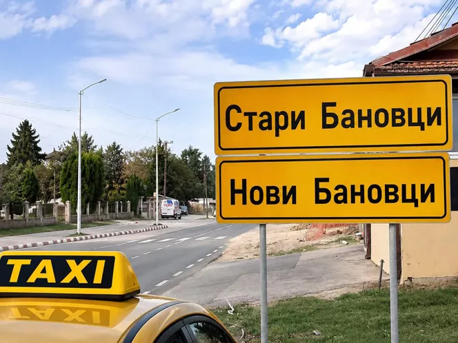 na slici je taxi oznaka na krovu vozila i putokazi za Nove Banovce i Stare Banovce