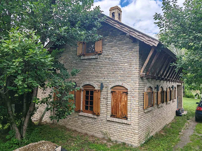 kuća od cigle sa drvenim žaluzinama